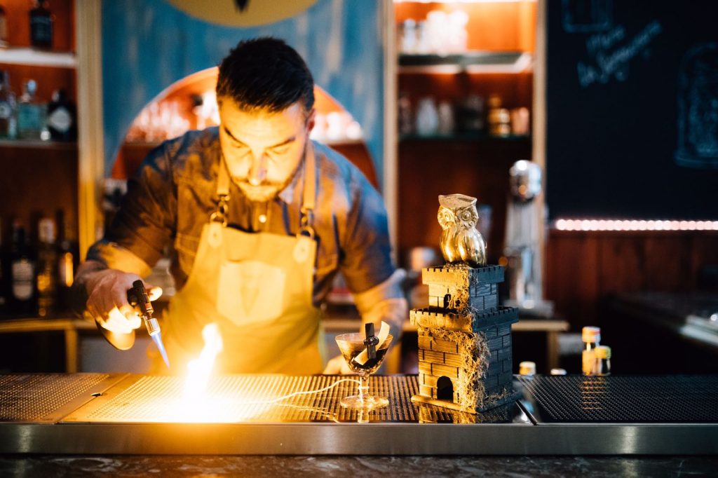 Jorge Serrano bartender y propietario del Meeting Point